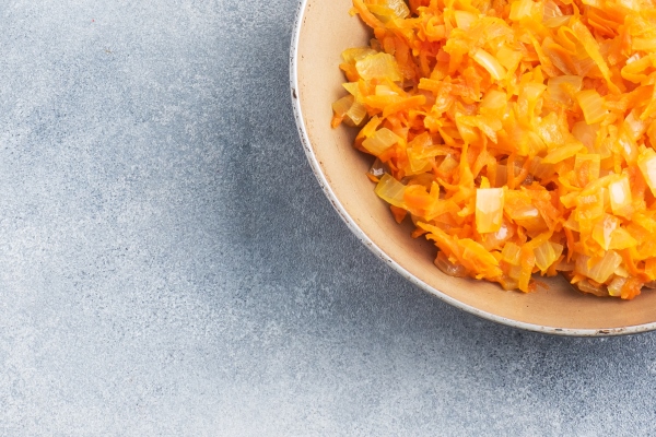fry grated carrots and chopped onions with oil in a frying pan gray concrete background copy space 1 - Суп-пюре из овощей