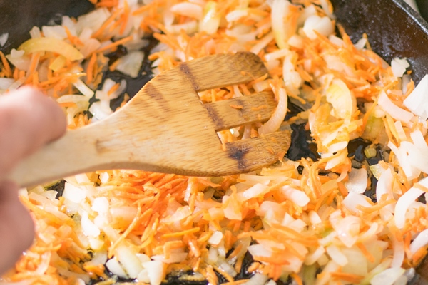 fry the onion and carrots in a frying pan - Щи красные