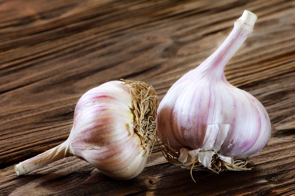 garlic closeup on a brown wooden kitchen table - Суп гороховый