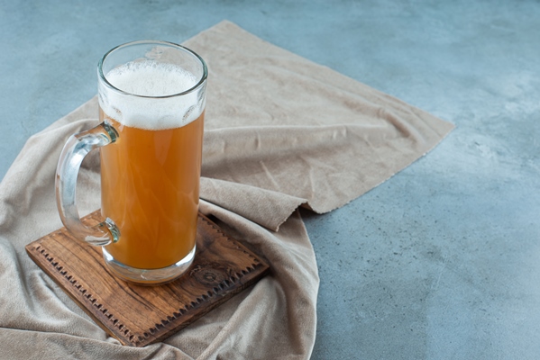 glass beer board towel blue background - Новгородский квас