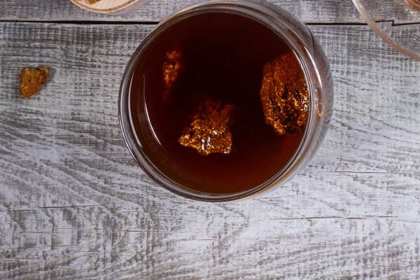 healing infusion from birch mushroom chaga with mushroom chaga on wooden table top view - Щи валаамские с сухими грибами