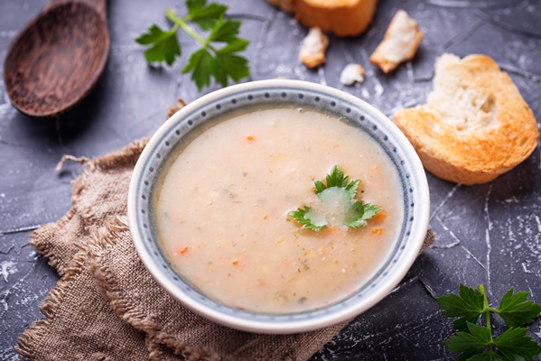 healthy vegetarian peas soup on concrete background - Суп-пюре из гороха с гренками
