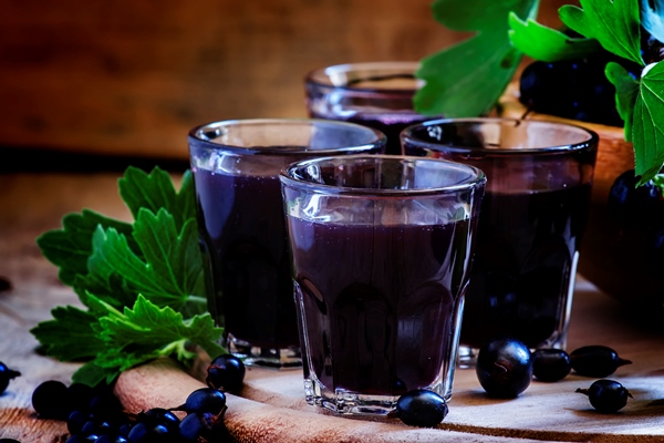 homemade liqueur made from black currants and fresh berries vintage wooden background selective focus - Ставленный мёд из чёрной смородины