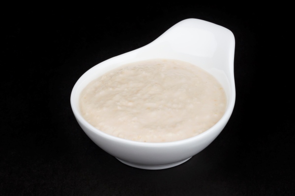 horseradish sauce in white bowl isolated on black background - Постная окрошка