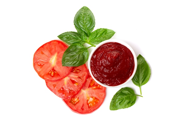 ketchup tomato paste in a saucepan with basil leaves and tomato slices on a white background - Щи из свежей капусты постные