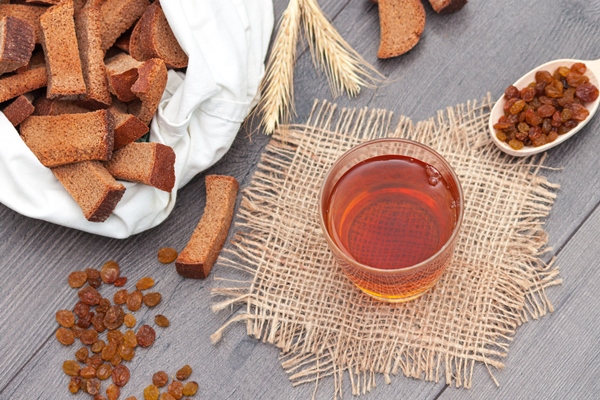 kvas in glass with rye bread and raisins on wooden background 1 - Мятный квас с изюмом