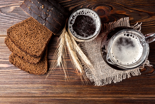 kvass with rye bread on wooden background - Агапьин квас