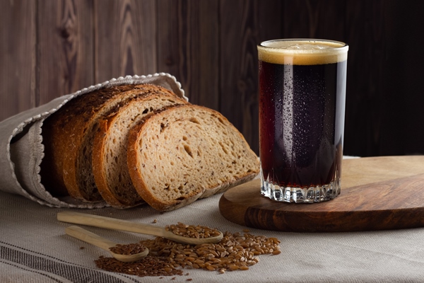 kvass with rye wholegrain bread on wooden - Квас окрошечный скороспелый