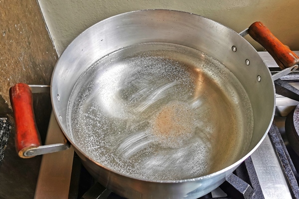 large aluminum pan with boiling water - Шипучий квас