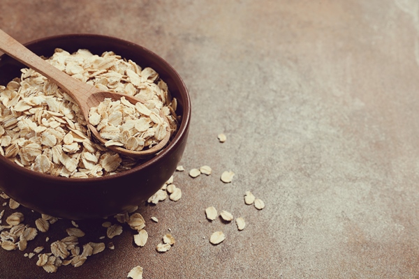 oatmeal on a bowl 1 - Овсяный хлеб дрожжевой