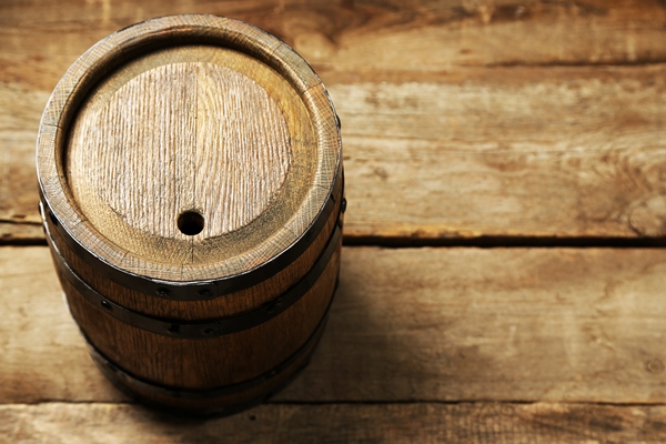 old wine barrel on wooden background - Вишнёвый квас