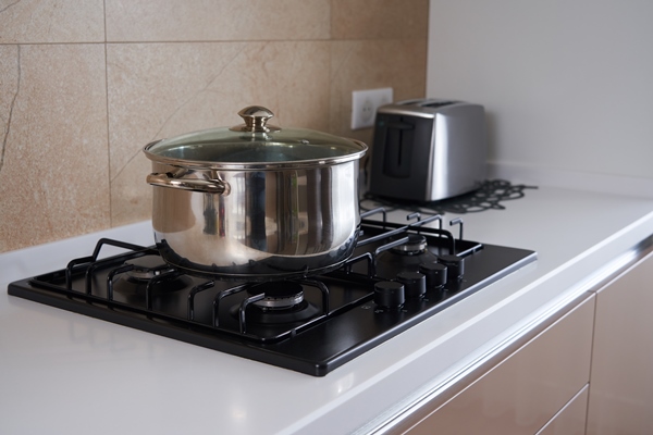 pan on the gas stove in kitchen interior stainless steel pot cooking utensils concept 1 - Северный квас из ржаного хлеба