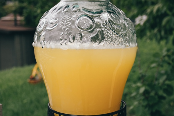 party details big glass jar with lemonade in the yard - Квас суточный с лимоном