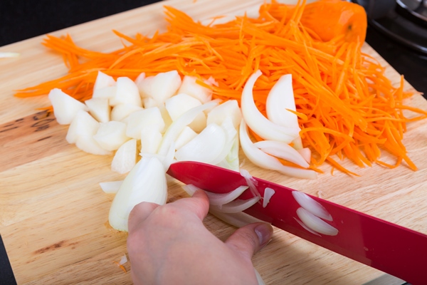 person cutting onions - Суп из щавеля, крапивы и картофеля