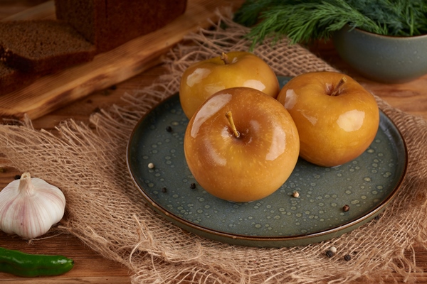 pickled green apples on a plate on a wooden - Окрошка из разностей