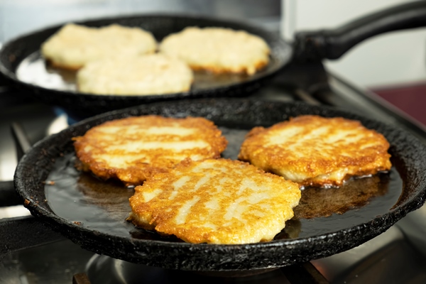 potato pancakes frying on a frying pan - Драники с кабачками