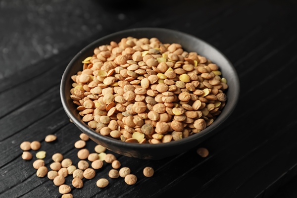 raw lentils in bowl on table - Похлёбка чечевичная