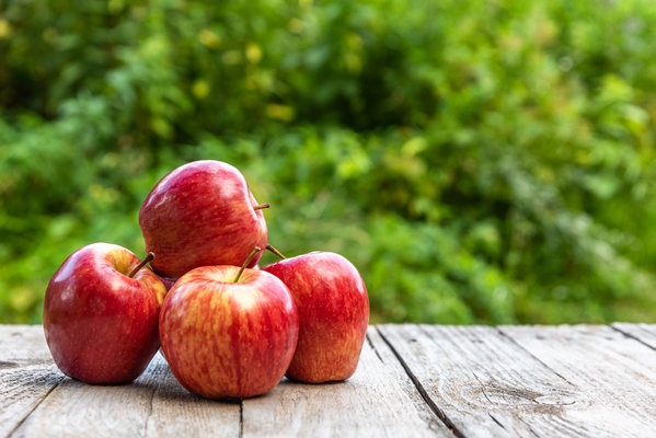red apples on wooden planks - Рязанский квас