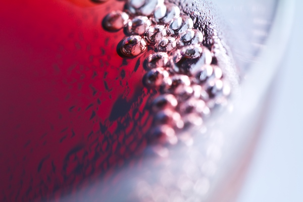 red wine bubbles close up shot - Малиновый квас