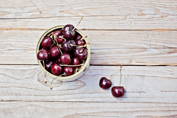 ripe cherry in a metalic jar on wooden table - Московский квас
