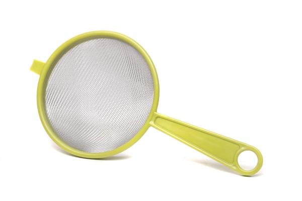 round metal strainer isolated on white background - Суп-пюре из гороха с гренками