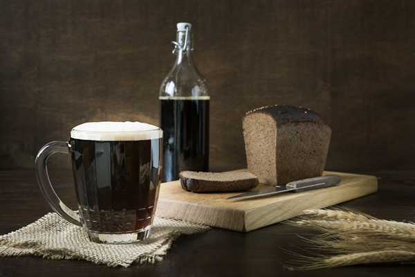 russian beverage fermented kvass from rye bread in half liter mug on dark close up 1 - Алёнин квас на отрубях
