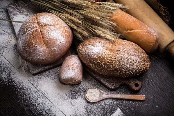 rye sliced bread on the table - Петровский квас с мёдом и хреном