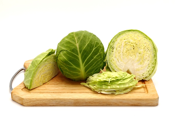 sliced head of cabbage on a cutting board isolated - Щи красные