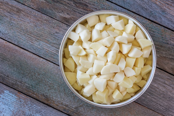 sliced pieces of raw potatoes in a bowl - Постный суп с орехами