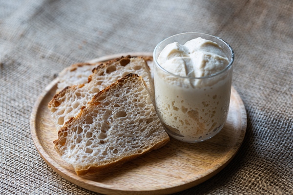slices of natural homemade bread without yeast and leaven in a glass - Квас южный можжевеловый