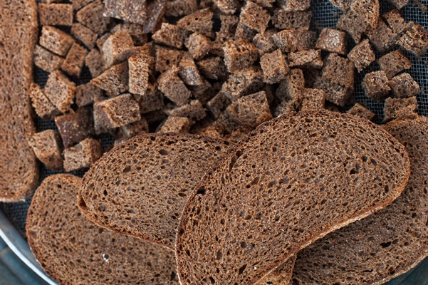 slices of rye bread - Квас с мятой колерованный