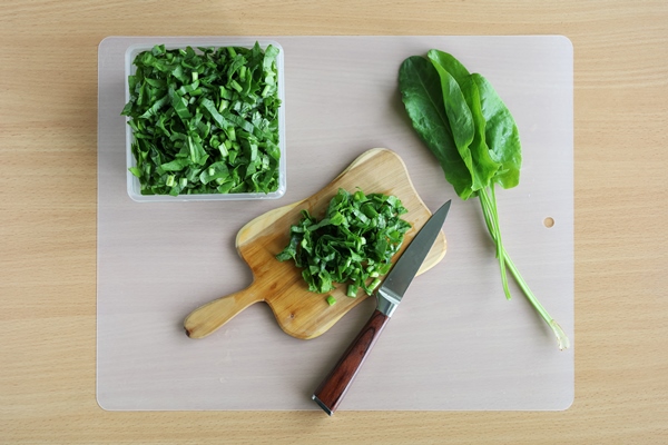 sorrel salad sliced on cutting board and knife on table vitamins for vegetarian - Постный суп из щавеля и свекольной ботвы