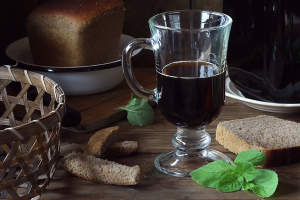 still life with kvass in a glass jar pieces of rye bread and mint leaves - Аннин квас