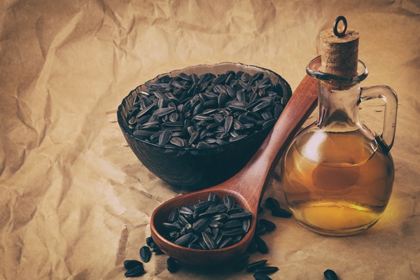sunflower oil with a bag of seeds and a wooden spoon - Кислые щи из свежей капусты (старинный рецепт)
