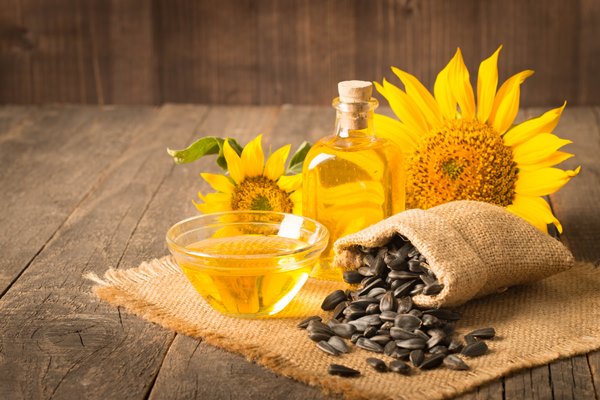 sunflower oil with seeds on wooden background - Борщ из сельдерея