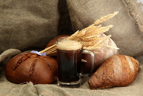 tankard of kvass and rye breads with ears on burlap background - Бульон-основа на квасе для любого борща (постный рецепт)