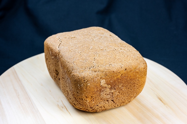 the freshly baked bread on a wooden board and black background closeup making bread top view - Северный квас c исландским мхом
