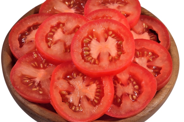 tomato slices in a wooden bowl on a white background - Суп из сладкого перца с капустой