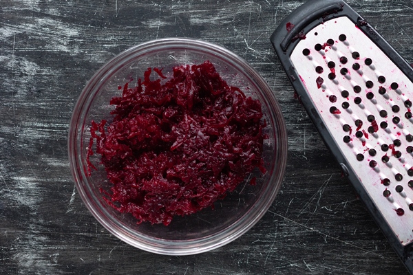 top view of grated cooked beet in glass bowl and grater - Квас из варёной свёклы
