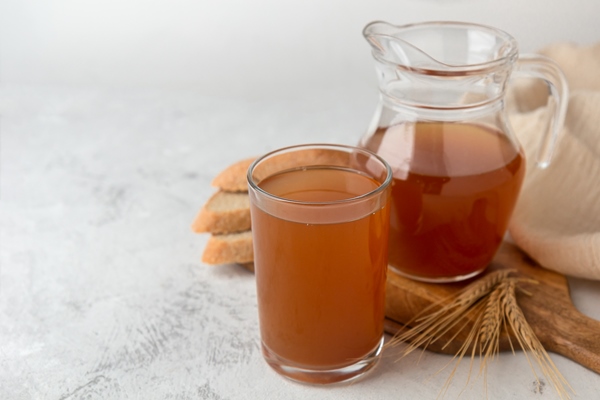 traditional bread kvass on a white space 1 - Квас с черносмородиновыми листьями