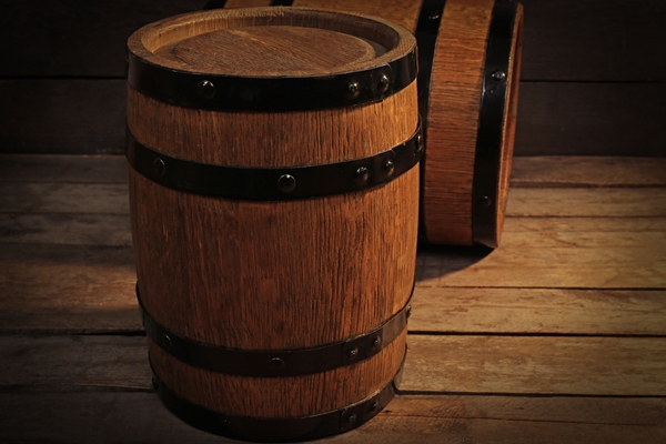 two old wooden wine barrels closeup - Квас из яблок
