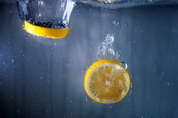 two slices of lemon falling in water - Квас казацкий