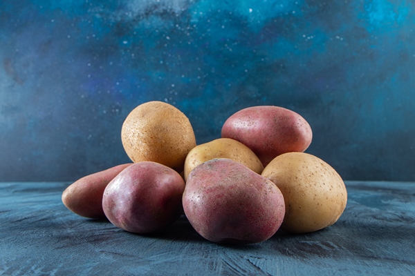 two types of organic potatoes placed on blue surface - Картофельный суп-пюре, постный