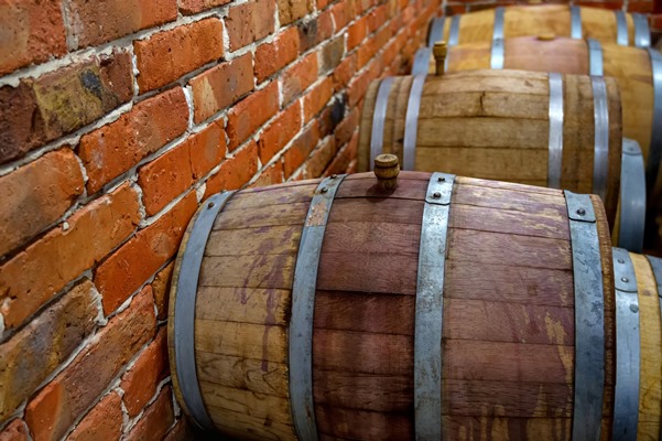 view of wine barrels in winevaults in order - Уборочный квас