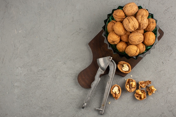 walnuts whole peeled out on a brown little desk and grey floor - Постный суп с орехами