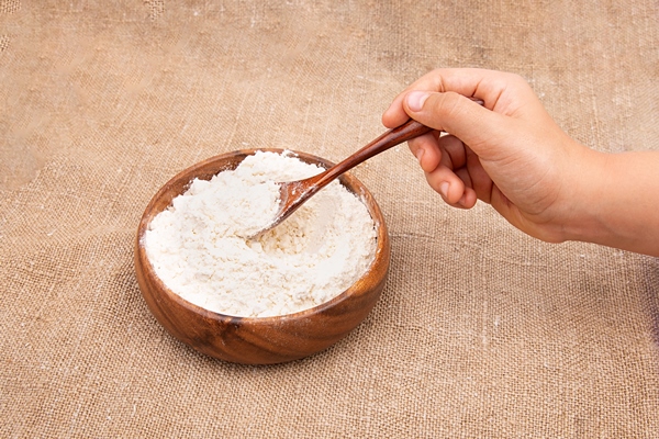 wheat flour in a wooden bowl 2 - Щи с яблоками и помидорами