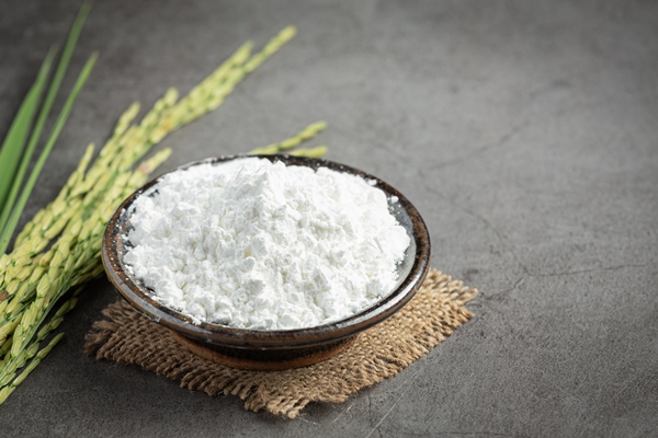 white rice flour on small bowl with rice plant - Рисовый хлеб