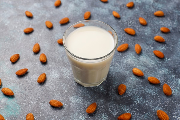 almond milk with almond top view - Постный овсяный кисель