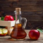 apple cider vinegar and fresh red apple on a wooden background 1 - Маринованные яблоки