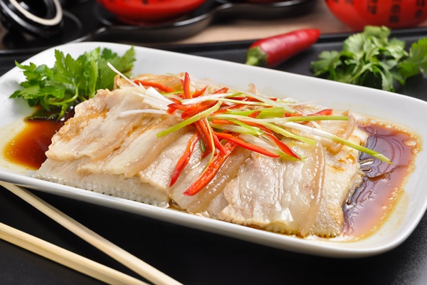 asian cuisine tasty white fish with bacon in sauce - Учим детей готовить отварную рыбу